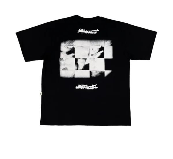 Camiseta Born/Died de costas - cor preta com gráfico branco, escrito na parte superior "born" e inferior "died" e entre as palavras há uma treliça de desenho de cavalos correndo