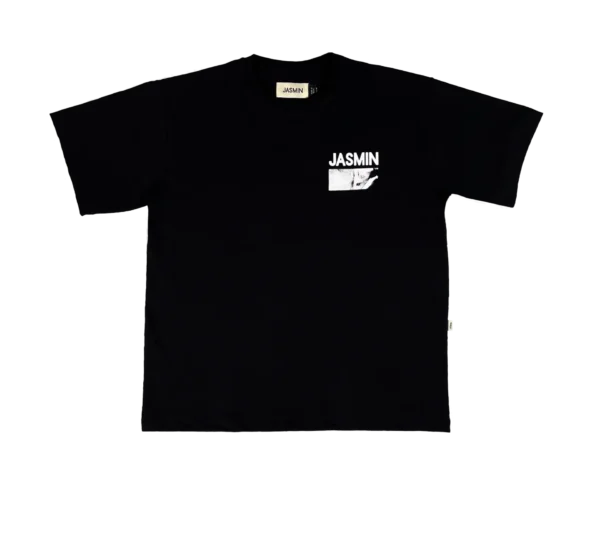 Camiseta Born/Died de frente - cor preta com gráfico branco, escrito na parte superior direita JASMIN e um pedaço de treliça de um desenho de cavalos correndo