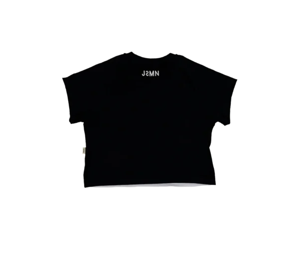 Camiseta Cropped Sheep de costas - cor preta com logo JSMN na região da nuca
