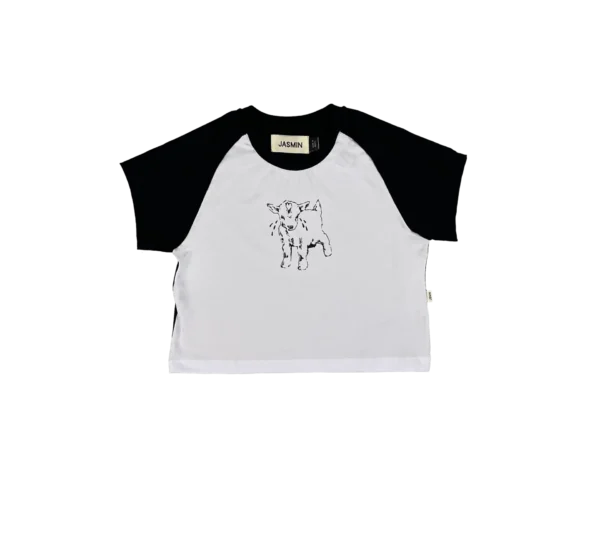 Camiseta Cropped Sheep de frente - cor branca com manga preta e estampa silk screen de uma ovelha com lágrimas