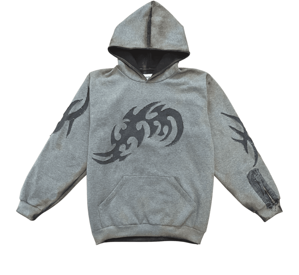 Moletom Tribal Shrimp de frente - moletom três cabos com gorro preto corroído com tribais em jeans costurados e zíper no punho esquerdo (apenas estético)