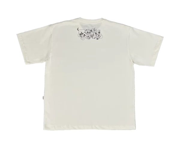Camiseta Resk12 x JSMN de costas - cor off-white com estampa na nuca em silk screen na cor preta desenhada pelo artista Resk12