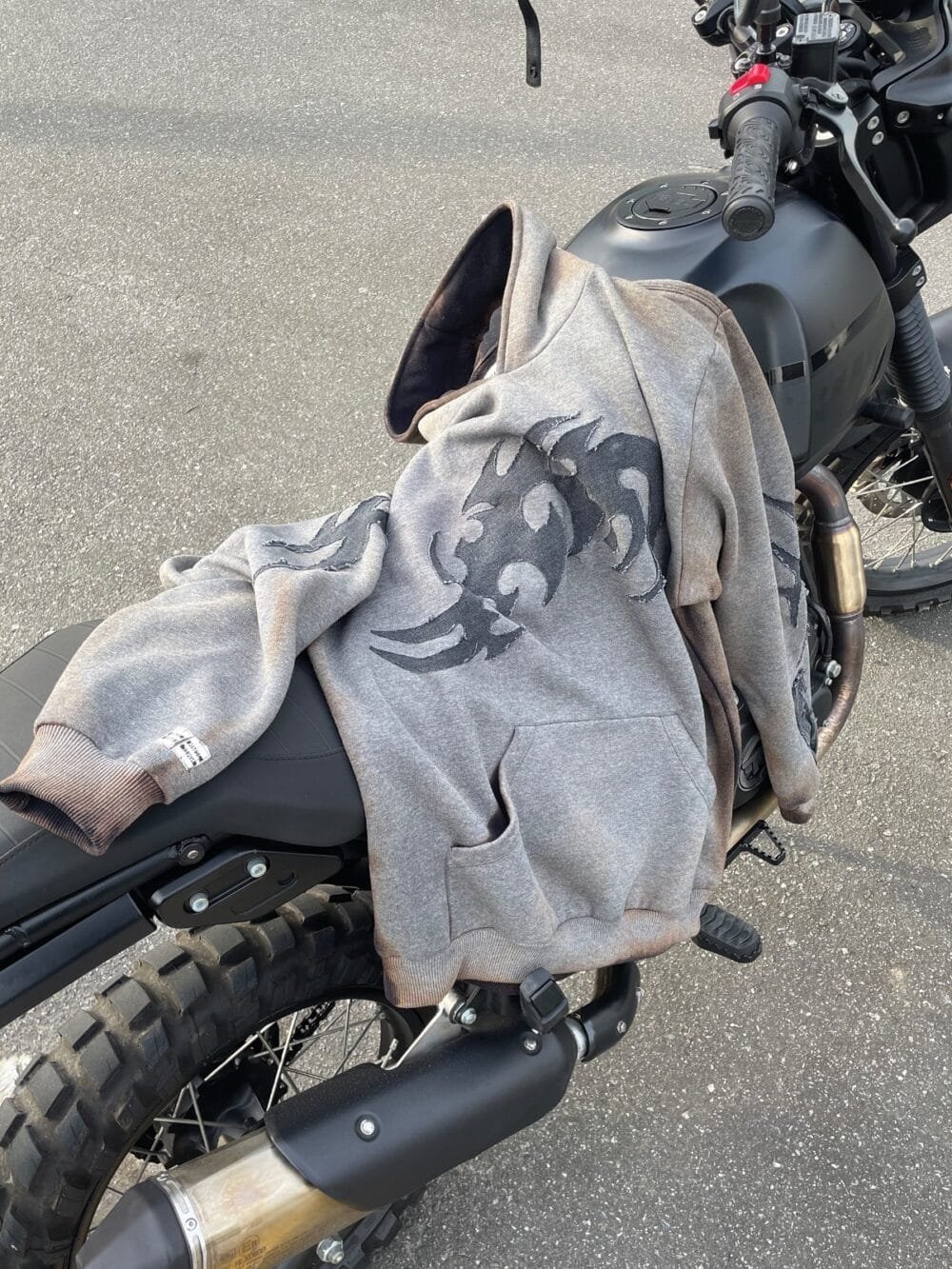 Moletom Tribal Shrimp em cima de uma moto