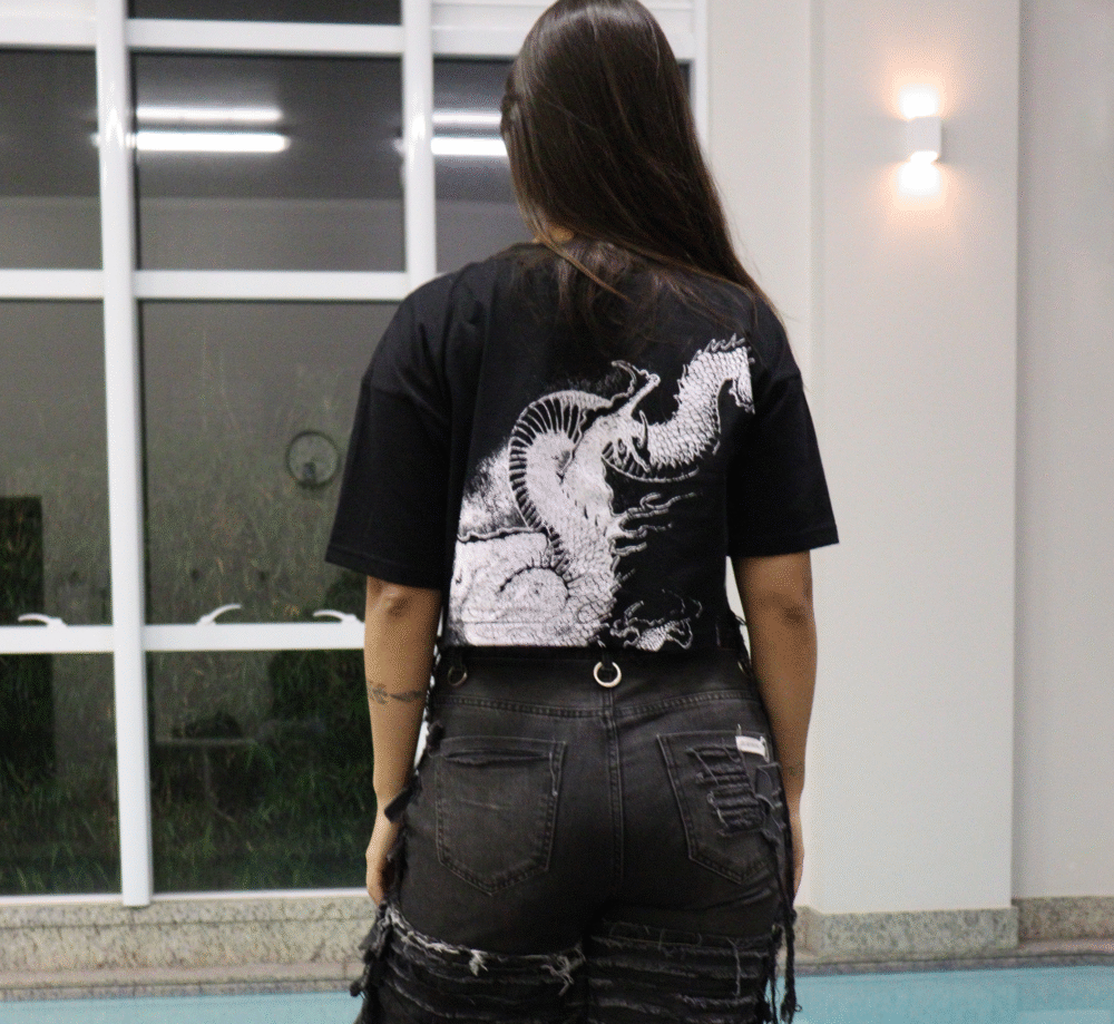 Camiseta feminina Camiseta cropped Camiseta preta Estampa de dragão Camiseta com estampa